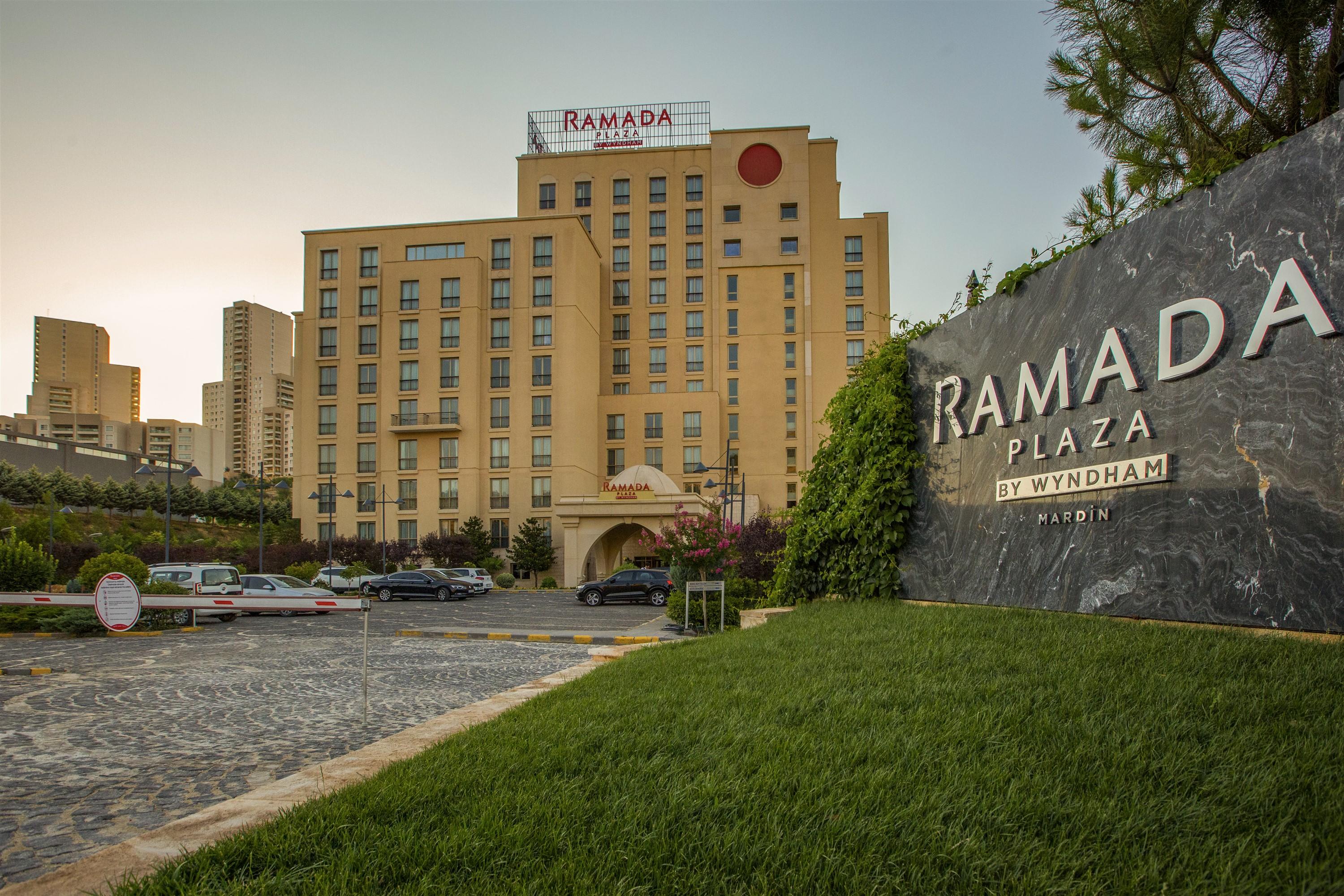 Отель Ramada Plaza By Wyndham Мардин Экстерьер фото
